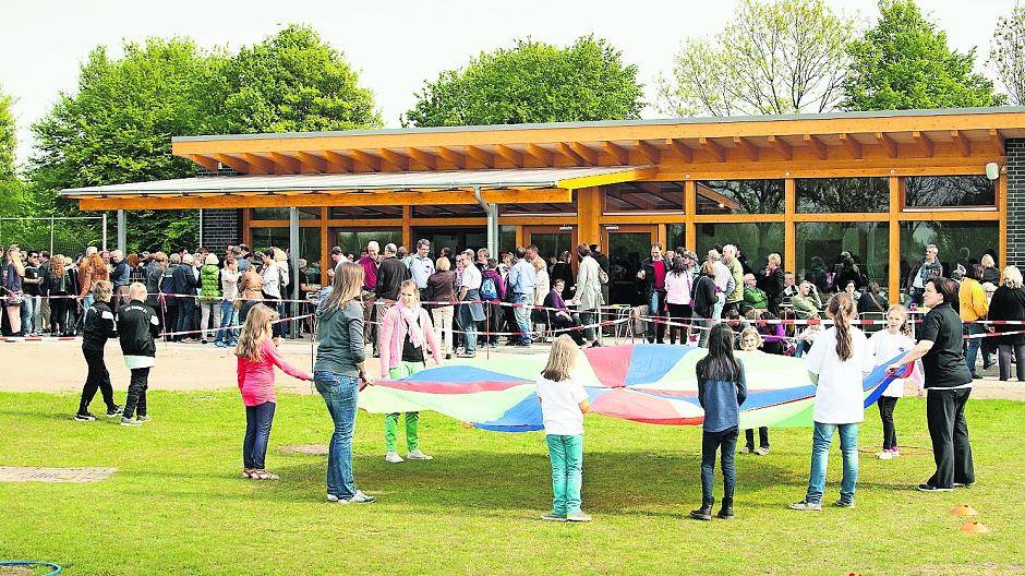  Mit einem großen Fest wurde Einweihung gefeiert. Voller Stolz zeigte Michael Zecha OB Gregor Kathstede (Foto rechts) die Anlage. 