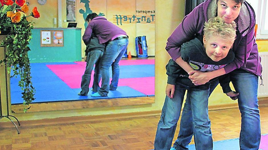  Andrea Schnell zeigt mit ihrem Sohn Nico-Leon (9), wie sich ein kleiner Mensch im Notfall gegen einen großen wehren kann: Wird man festgehalten, den Angreifer in den inneren Oberschenkel kneifen. Dort ist die Haut extrem empfindlich. 