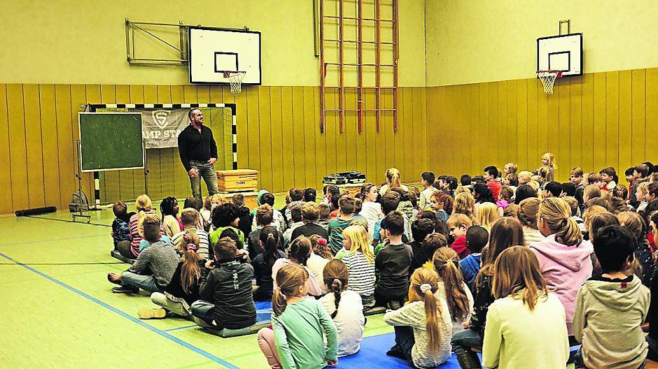  Gespannt und interessiert hörten die Schüler der Gemeinschaftsgrundschule Rahser Carsten Stahl zu. 