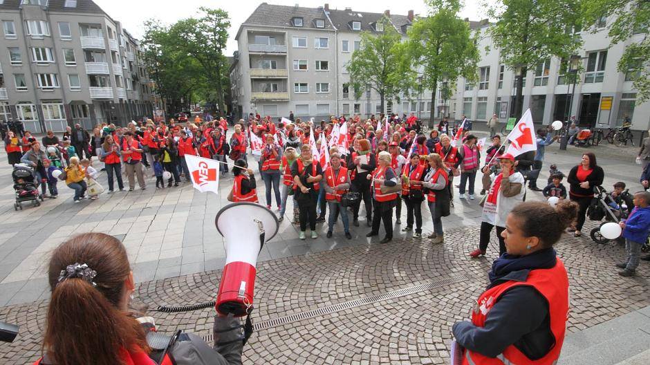  Lautstarker Protest: Hunderte Erzieherinnen und Erzieher versammelten sich am Montag Vormittag vor dem Krefelder Rathaus. Sie übergaben Oberbürgermeister Kathstede eine Unterschriftenliste. 