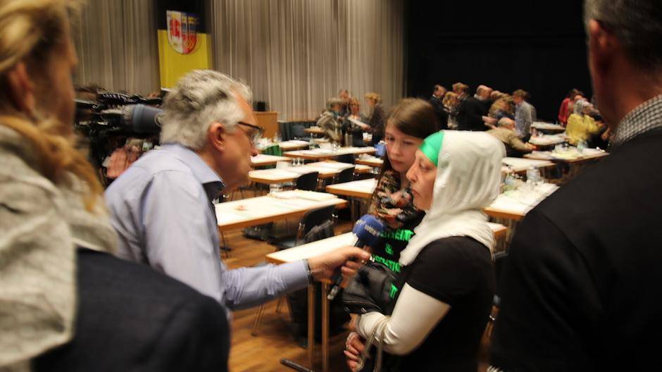 Adnan Harbs Ehefrau im Gespräch mit Peter Rüben vom...