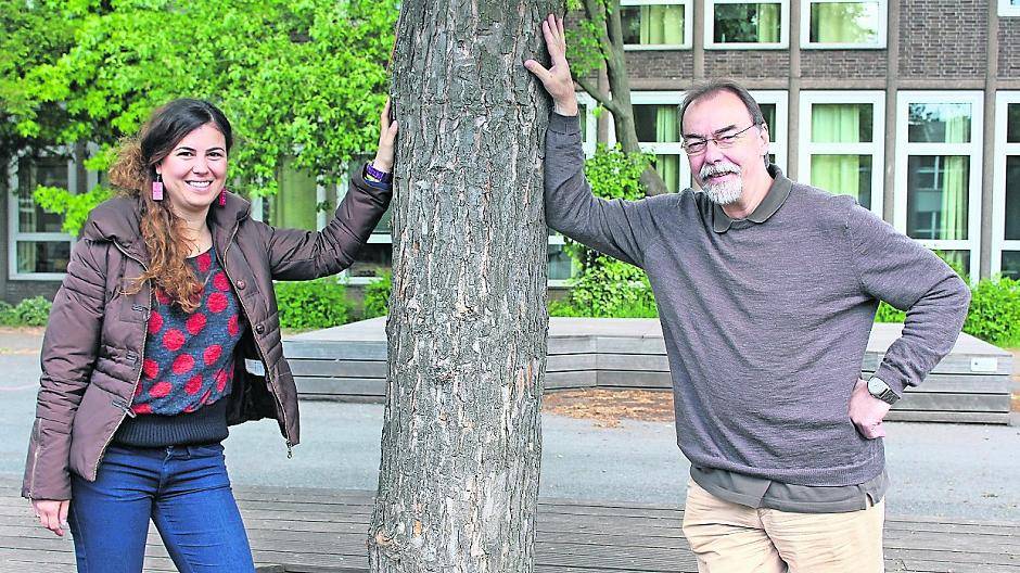 Verwurzelte Verbundenheit: Die Gesamtschule am Kaiserplatz, die Jochen Adrian leitet, bietet für griechische Schüler einen zweisprachigen Bildungsgang. Die griechische Lehrerin Christina Preftitsi unterrichtet in ihrer Heimat Deutsch. Ein Jahr ist sie zu Gast in Krefeld.