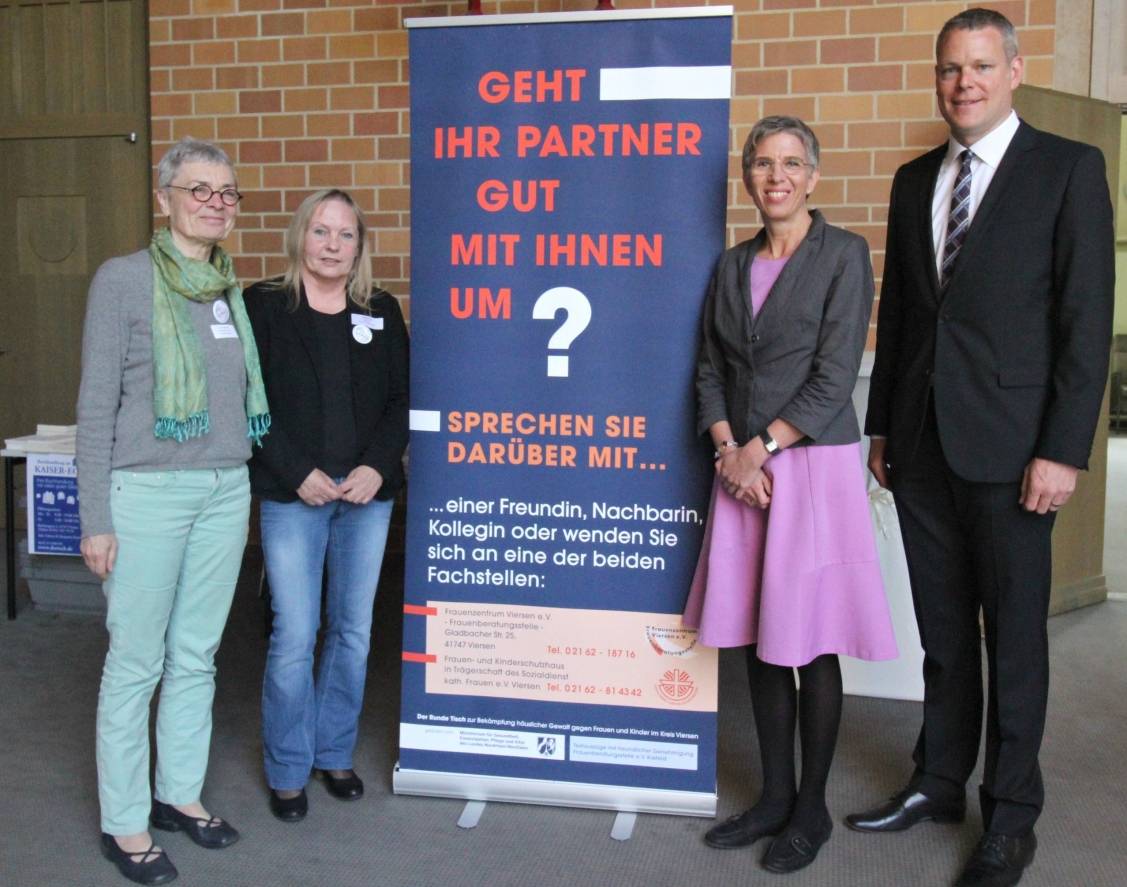 Die Fachtagung zur Bekämpfung häuslicher Gewalt im Viersener Kreishaus-Forum ist auf breite Resonanz gestoßen (v.l.): Koordinatorin Karin Gottschlich (Frauenzentrum Viersen), die Kreis Viersener Gleichstellungsbeauftragte Gabriele Cuylen, Referentin Dr. Petra Kriependorf, Kreisdirektor Dr. Andreas Coenen.