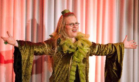 Kinder gehen in die Clown-Schule