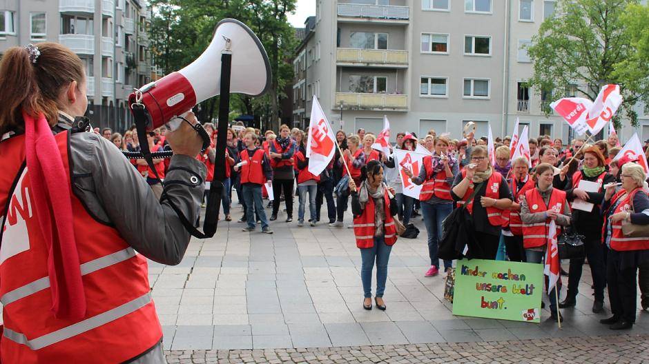  Lautstarker Protest: Hunderte Erzieherinnen und Erzieher versammelten sich am Montag Vormittag vor dem Krefelder Rathaus. Sie übergaben Oberbürgermeister Kathstede eine Unterschriftenliste. 