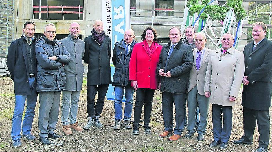 Freudige Gesichter beim Richtfest bei allen Beteiligten um Dorothee Enbergs (Kaufm. Direktorin, LVR-Klinik Viersen) und Frank Boss (Vorsitzender Bau- und Vergabeausschuss, 5.v.r.).