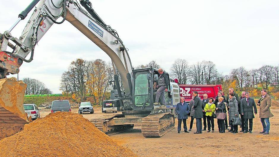  Geschickt manövriert Bürgermeisterin Sabine Anemüller den Bagger beim Spatenstich. Da waren auch die Vertreter von Investoren und Objektgesellschaften erstaunt. 