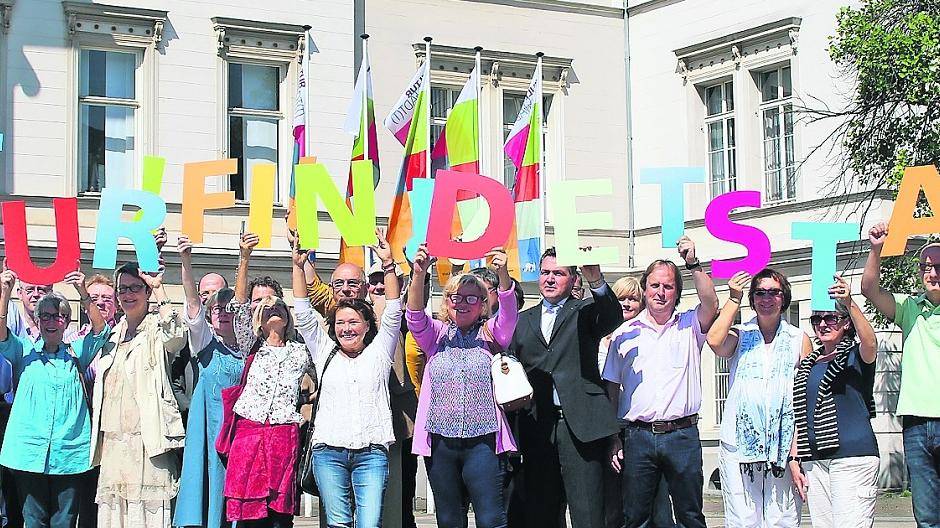  Vorfreude: Rund 800 Krefelder präsentieren auf dem Festival am 20. Juni ihre kulturellen und kreativen Potenziale. Hier vor dem Rathaus versammelte sich für das Fotoshooting nur eine begrenzte Auswahl. 