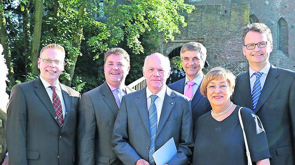 Im Schutz der Landsknechte der Burg Linn (v.l.): Krefelds CDU-Chef Marc Blondin, Ansgar Heveling (MdB), Prof. Norbert Lammert, OB-Kandidat Peter Vermeulen, Bürgermeisterin Karin Meincke und Dr. Günther Krings, Vorsitzender der CDU Niederrhein. Fotos (2): jps