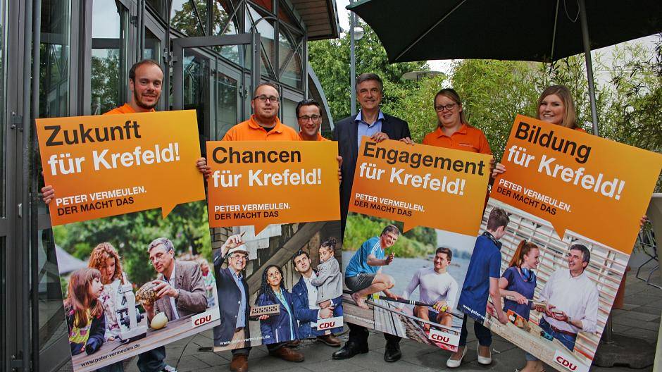 Peter Vermeulen, hier unterstützt von der Jungen Union, zeigte die ersten Wahlkampf-Motive.