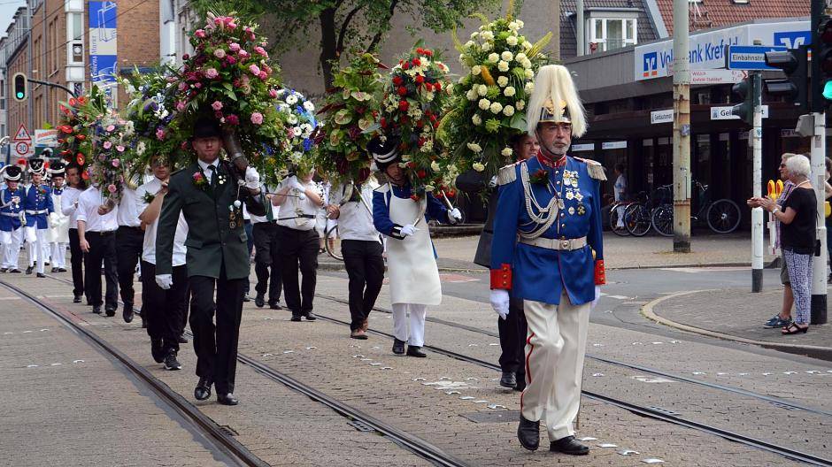 Farbenprächtiger Festumzug