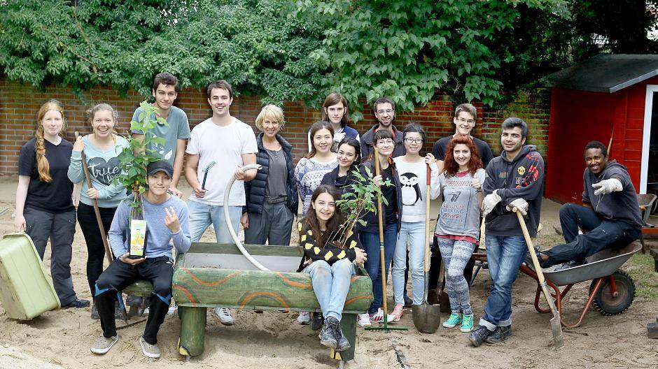  Das Außengelände der städtischen Kita an der Cäcilienstraße in Hüls und die Gruppenräume haben 17 Teilnehmer des IJGD-Workcamps in den vergangenen drei Wochen umgestaltet. 