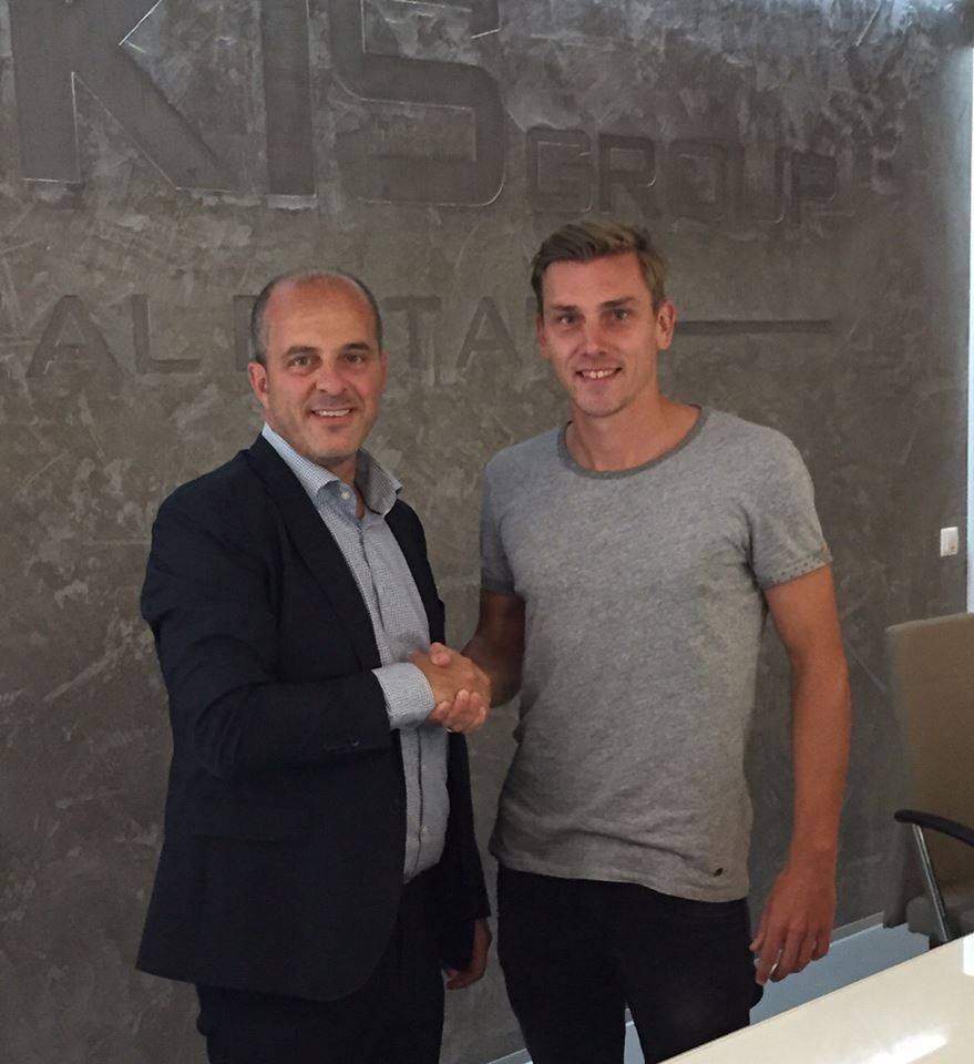  Der Verteidiger bei seiner Verpflichtung mit dem KFC-Vorsitzenden Lakis. 