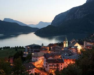 Romantische Abendstimmung am Lago di Molveno.