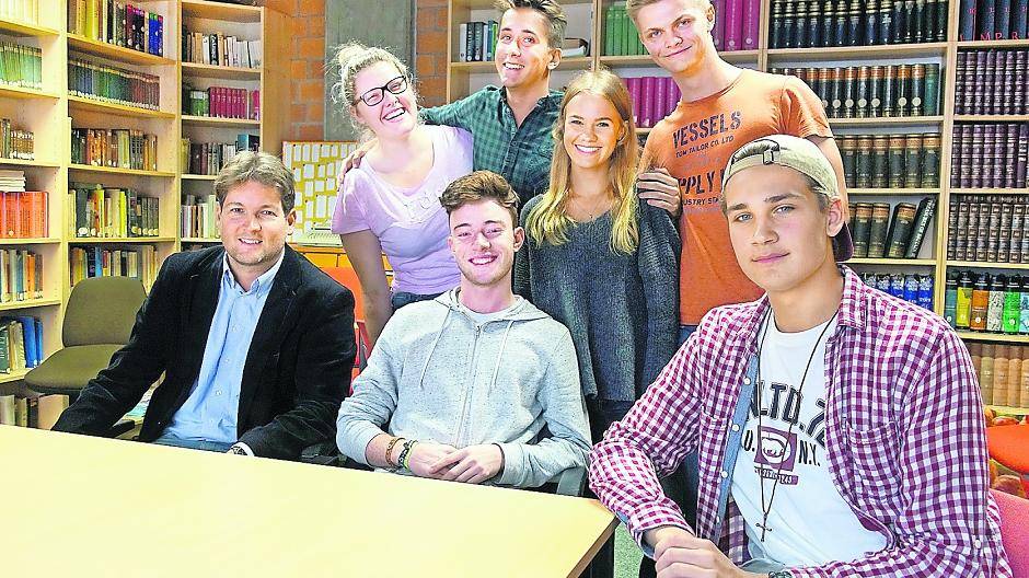Lehrer Christian Wolters hat seine Schüler Frances, Noah, dahinter Mike, Nina, Jonas und David (von links) intensiv auf die Bundestagswahl vorbereitet. Das Ergebnis: Alle gehen wählen.
