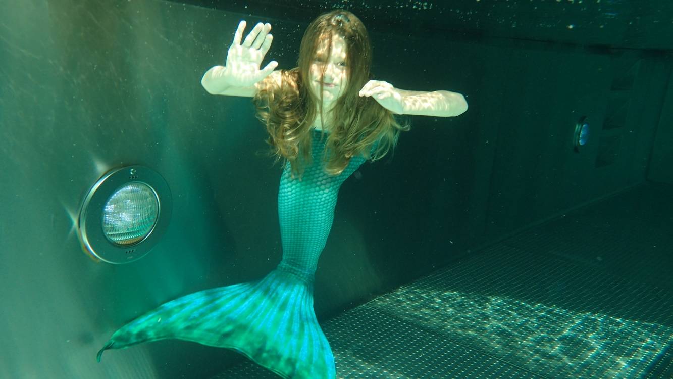 Wenn das nicht eine Meerjungfrau ist. Nach einigen Trainingseinheiten bewegt sich die neunjährige Anna-Maria wie eine Meerjungfrau im Wasser.