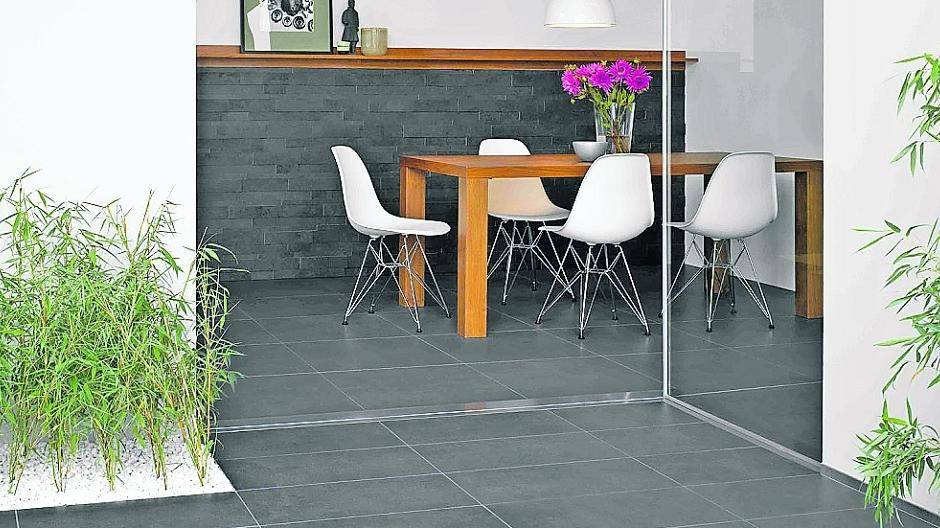  Fliesen verbinden Wohnbereich und Wintergarten zu einer optischen Einheit. 