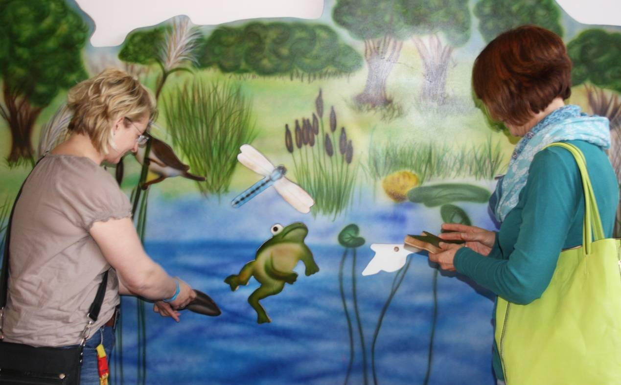 Wo leben Frosch, Reiher und Stichling? Erzieherinnen aus dem Kreis Viersen füllen das Teichpuzzle im Naturparkzentrum Wachtendonk. Im Haus Püllen gibt es viele Möglichkeiten für Kinder, die heimische Natur zu erkunden.