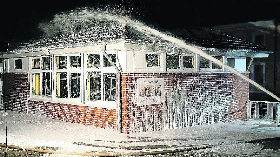 Das Gebäude der Offenen Ganztagsschule der Paul-Weyers-Grundschule in Dülken ist ausgebrannt. Wie es dort weiter gehen soll, will die Stadt Viersen in der kommenden Woche entscheiden.