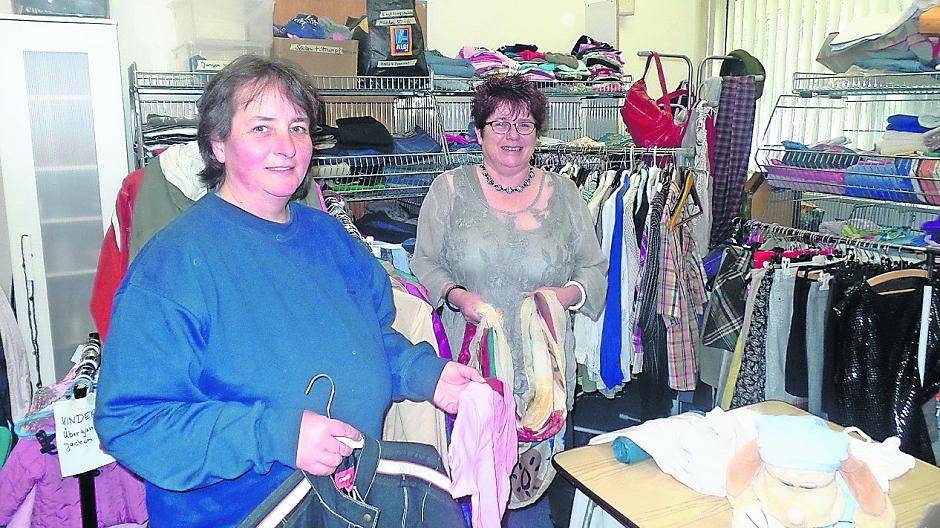  Christine Dohrenbach (l.) und Birgit Christiani in ihren Lagerräumen an der Alten Zollstraße in Elmpt. „Von Herzen helfen“ nimmt hier zweimal die Woche Spenden entgegen. 