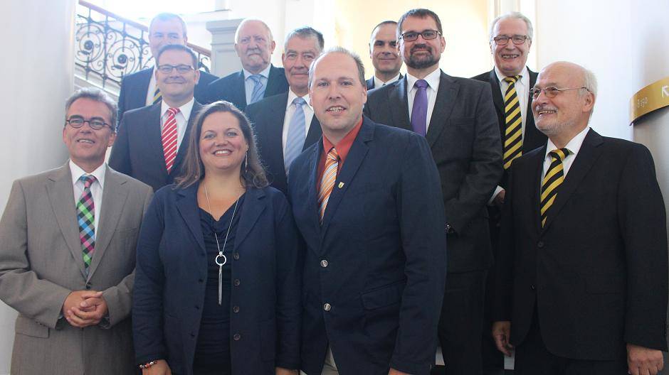  Die neuen Tollitäten Oliver Troost (vorn Mitte) und Daniela Dörkes stellen im Rathaus Oberbürgermeister Gregor Kathstede (l.) ihre künftigen Minister vor: (2. Reihe v.l.) Ulrich Küsters, Horst Esters und Frank Kranen sowie Klaus Troost (3. Reihe, 2.v.l.) und Klaus Sauer (3. Reihe, 3.v.l.). Über die überzeugende Personalauswahl freuen sich auch die Vertreter des Comitee Crefelder Carneval Rainer Küsters (3. Reihe l. verdeckt), Albert Höntges (hinten r.) und Werner Krüger (vorn r.). 