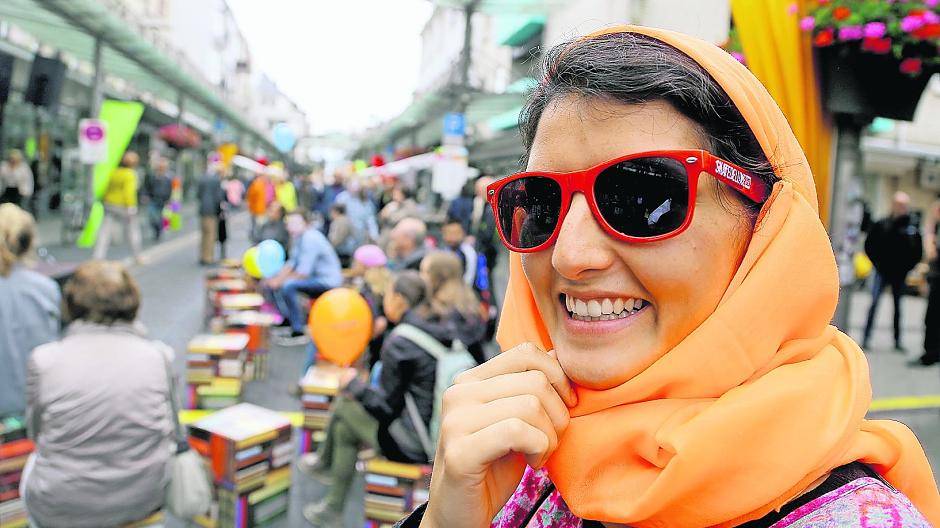 Auf der Königstraße zeigte diese junge Dame mit ihren Kollegen vom Kresch-Ensemble Theater-Szenen.