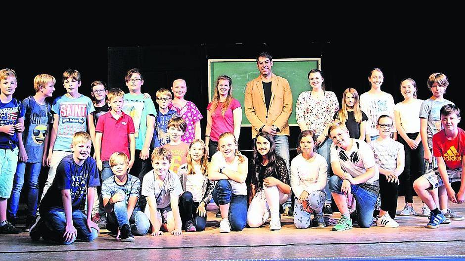 Insgesamt nahmen knapp 180 Schüler an der Aktion teil. Auf dem Bild zu sehen: der stellvertretende Schulleiter Dirk Göbels mit seiner Klasse und den beiden Schauspielerinnen Eva-Maria Hamm und Jessica Baumgarten.