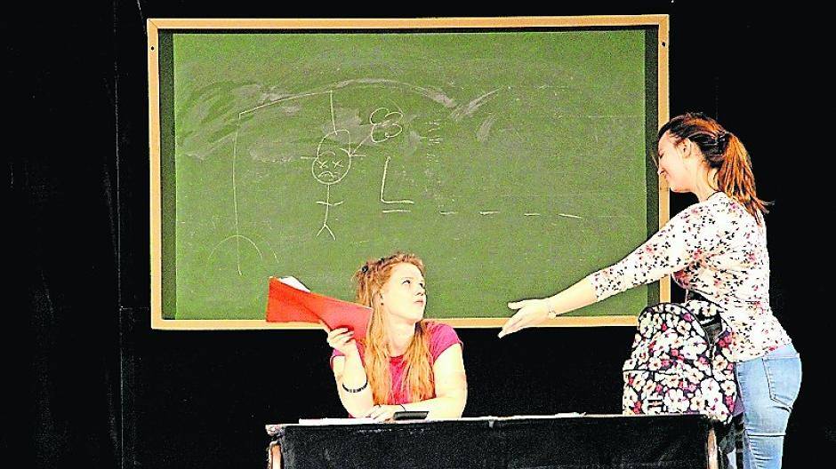 Laura (rechts) wird immer mehr ausgegrenzt und manipuliert.