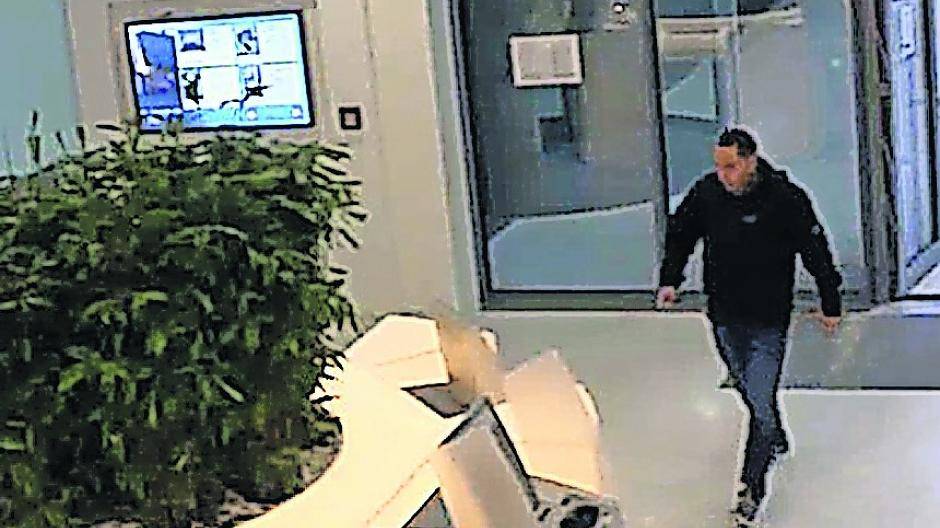 Wer kennt diesen Mann? Hinweise erbittet die Kripo unter der Rufnummer 02162/377—0.