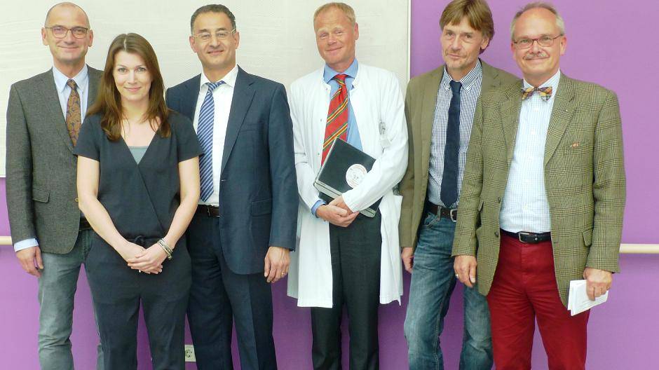  Das Expertenteam (v.l.n.r.) Prof. Rudolf Leuwer (Chefarzt der HNO-Klinik), Dr. Yvonne Yo und Dr. Chalid Assaf (Koordinatorin und Chefarzt der Dermatologischen Klinik), Prof. Tim Niehues (Chefarzt des Zentrums für Kinder- und Jugendmedizin), Dr. Manuel Streuter (Chefarzt Pneumologie am Lungenzentrum) und Prof. Thomas Frieling (Chefarzt Medizinische Klinik II). 