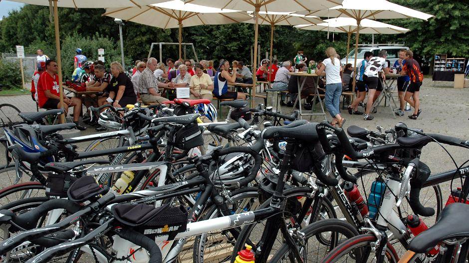 Sammelpunkt: Die Radtouristikfahrer können sich vor und nach der Rundfahrt in gemütlicher Freiluftrunde stärken. 