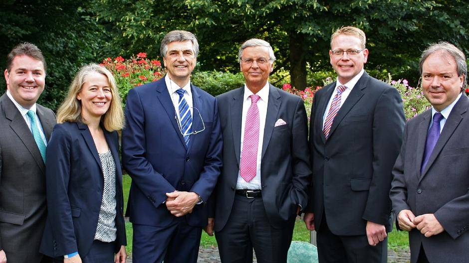  Peter Vermeulen und Wolfgang Bosbach, eingerahmt von (v.l.) den CDU-Bundestagsabgeordneten Ansgar Heveling und Kerstin Radomski, sowie Krefelds CDU-Chef Marc Blondin und Fraktionschef Philibert Reuter. 
