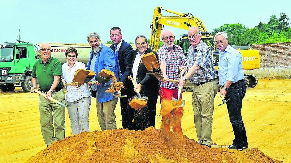Vertreter von Aufsichtsrat, Mitarbeiter und Bauleute trafen sich zum symbolischen ersten Spatenstich für das jüngste Neubauprojekt der städtischen Wohnungsgesellschaft VAB an der Viersener Kanalstraße.