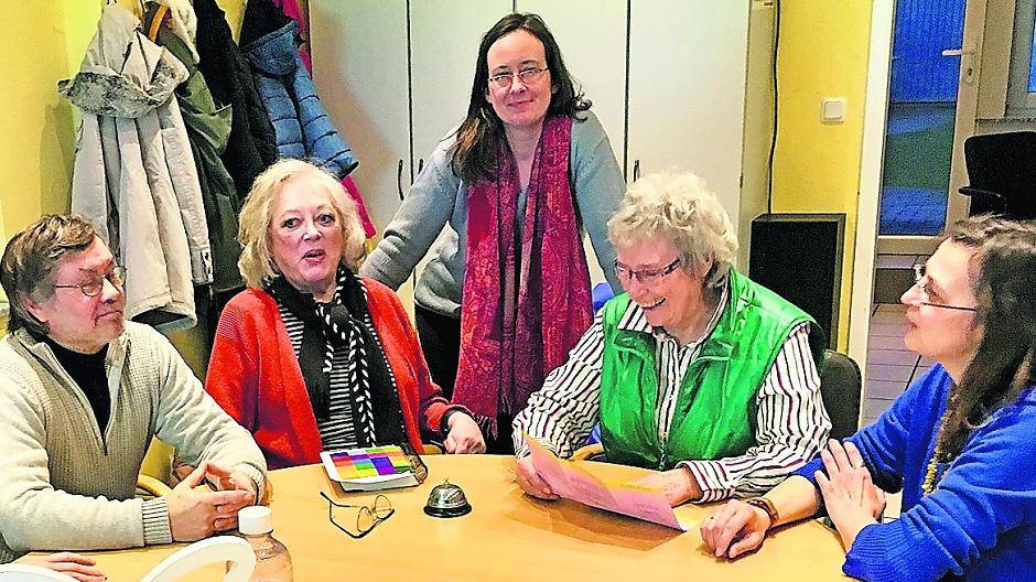 Beim Tauschring „Zeitgeist“ (von links): Die Initiatoren Ulli Ilberts und Renée Lamerz mit Quartiersmanagerin Rebecca Jessen und weiteren Mitgliedern.