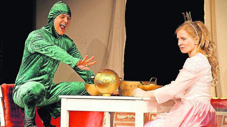  Wird sie ihn küssen? Noch ziert sich die Prinzessin. Zum Märchentag im Freilichtmuseum präsentieren Verena Bill und Michael Koenen vom NiederrheinTheater ihr Stück „Froschkönig“. 