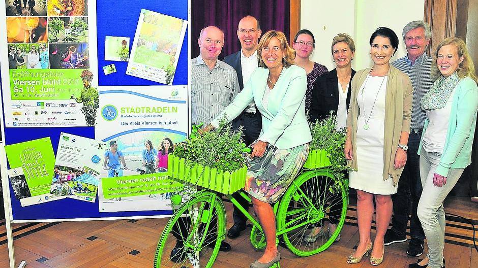 Bürgermeisterin Sabine Anemüller ist bereit für den Dülkener Party-Marathon. Im Hintergrund Vertreter von Werbering Viersen aktiv, Sparkassenstiftung, Wirtschaftsförderung und Citymanagement sowie Städtische Betriebe.