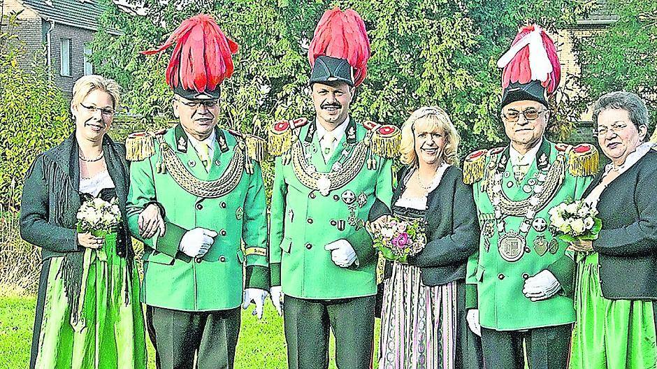 Das amtierende Königshaus: das Schützenkönigspaar Uwe und Andrea Kleckers (Mitte) sowie die Minister Günter Falk (l.) mit Ehefrau Claudia sowie Heinz Schrader (r.) mit Ehefrau Ulrike.