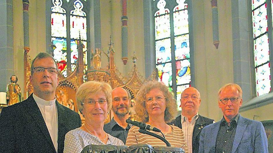 Sehen der neuen Grabeskirche mit Spannung entgegen (v.l.): Pastor Thorsten Aymanns, Küsterin Maria-Theresia Hauke, Dr. Hans-Georg Rohbeck von der Friedhofsverwaltung, Pastoralreferentin Ursula Hüsgens, Helmut Tacken vom Kirchenvorstand und Architekt Burkhard Schrammen.