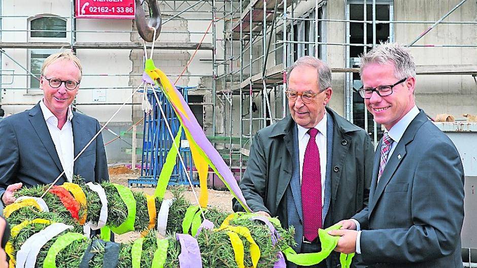 Architekt Burkhard Schrammen, IHK-Präsident Heinz Schmidt und IHK-Hauptgeschäftsführer Jürgen Steinmetz.