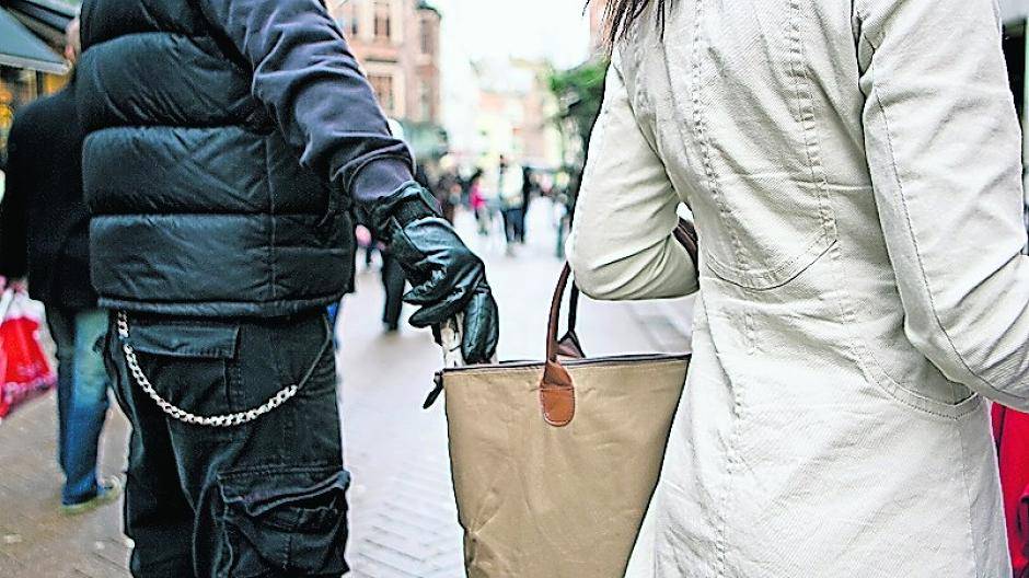 Ein Griff und schon sind Geldbörse oder Handy weg. Am 11. Juli klärt die Polizei auf, wie man sich mit einfachen Verhaltensänderungen vor Taschendieben schützen kann.