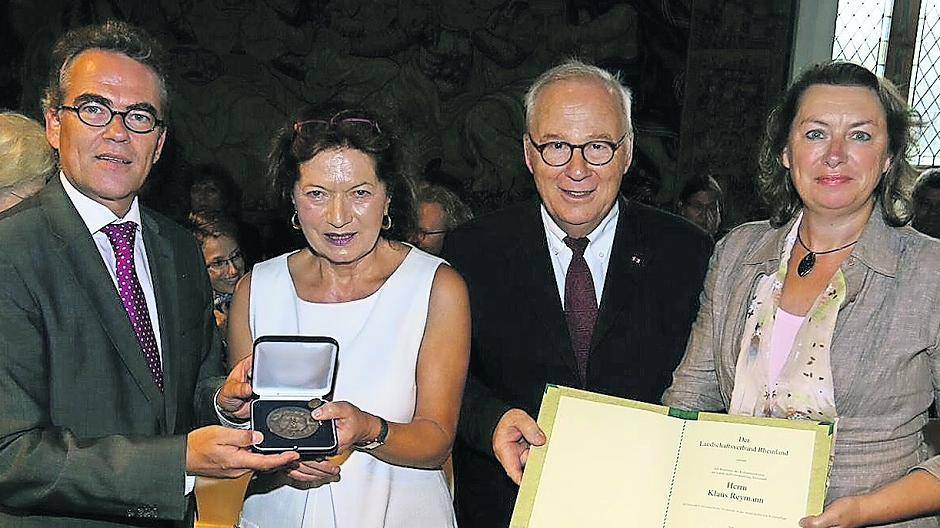 Ehrung auf Burg Linn: Mechthild Staudenmaier (2.v.l.) und Klaus Reymann (2.v.r) erhielten für ihre Verdienste um die Kulturregion den Rheinlandtaler mit Urkunde. Die Lobrede hielt Anne Henk-Hollstein (r.) vom Landschaftsverband. Oberbürgermeister Gregor Kathstede (l.) gratulierte.