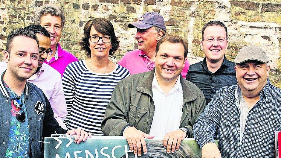 OB-Kandidat Frank Meyer, umgeben von Wahlkampf-Unterstützern aus Venlo und Krefeld.