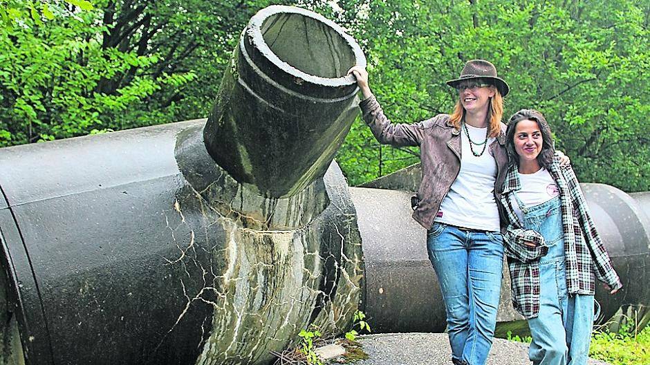  Bizarr anmutende Hinterlassenschaft mitten im Wald: Frederike Wouters (l.) hat die Künstlerin Francesca Arsi (r.) eingeladen, aus dem Röhrenmonster ein Kunstwerk zu schaffen. 