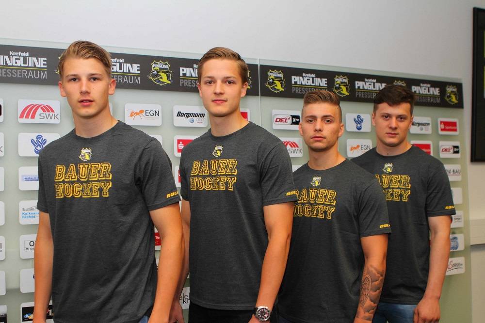 Hoffen darauf, sich bei den Krefeld Pinguinen weiterentwickeln zu können (von links): Die Brüder Mike und Tom Schmitz, Torwart Lucas Di Berardo und Neuzugang Lukas Koziol.