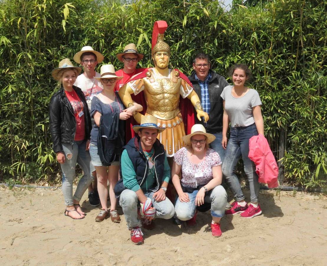  Zu einem Dankeschön-Ausflug hatte die Pfarrgemeinde Maria Frieden die Messdiener ins „Irrland“, einem Erlebnisbauernhof bei Kevelear, eingeladen. 