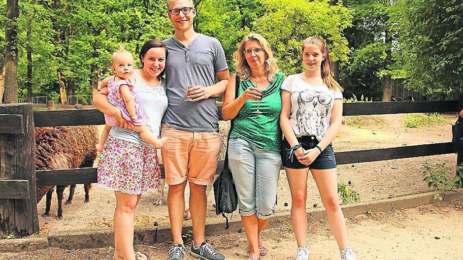  Gemeinsam taufte die Familie Mays-de Lange das Alpaka-Baby auf den Namen „Nuri“. 