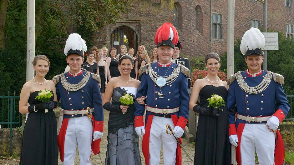  Das Linner Königspaar mit seinen Ministern. 