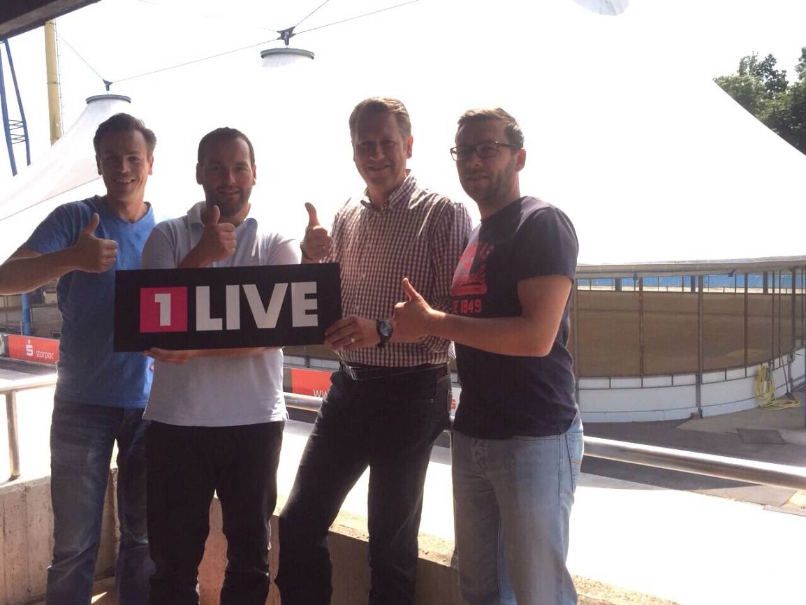 Daumen hoch für die 1Live Charts: Stephan Graulich (l.) und Kay Klingl (r.) besichtigten im Vorfeld den EisSport &amp; EventPark und freuen sich mit Veranstaltungsleiter Jan Lankes (2.v.l.) und Geschäftsführer Bernd Schoenmackers auf eine tolle Party.