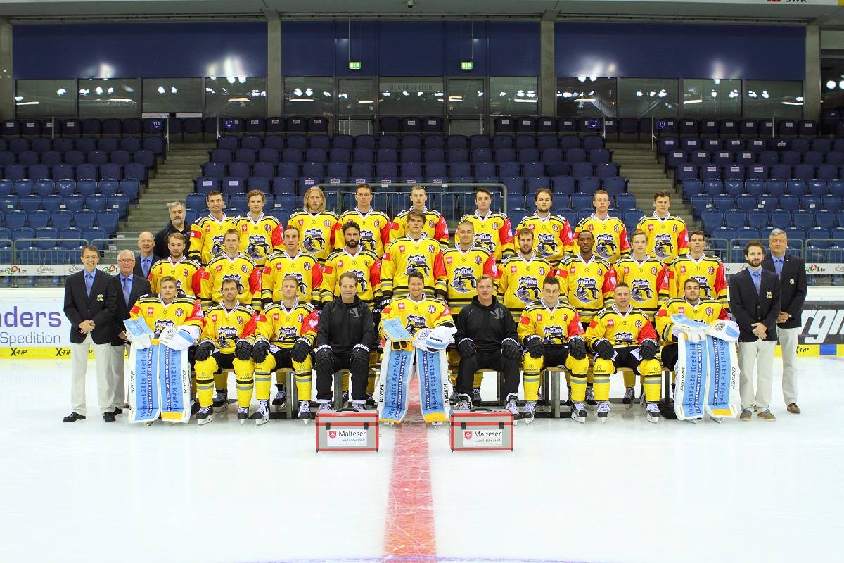 In ihren neuen Champions Hockey League-Trikots präsentierten sich die Krefeld Pinguine vor dem Start der europäischen Spitzenliga den Fotografen.