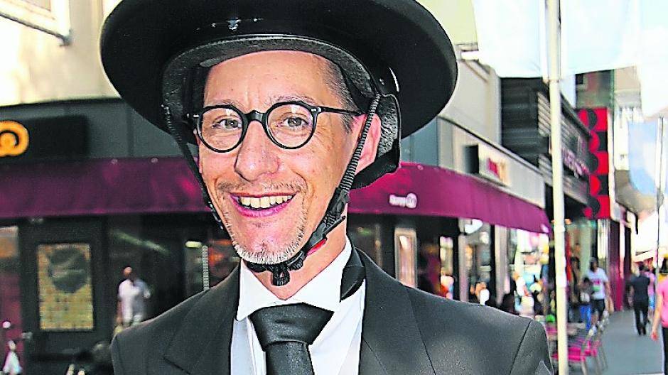 Diener-Kluft und leichtes Gepäck: So ist „Spenden-Butler“ Jörn Dreuw am Niederrhein unterwegs.